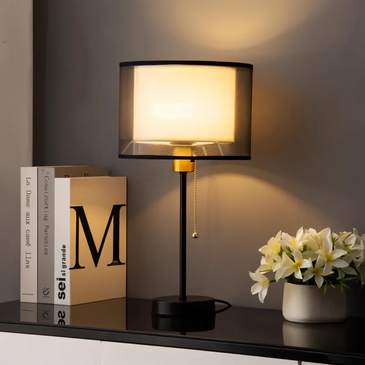 Lámpara de mesa moderna Serenya para decoración hogar, con diseño elegante y difusión suave de luz ambiental.