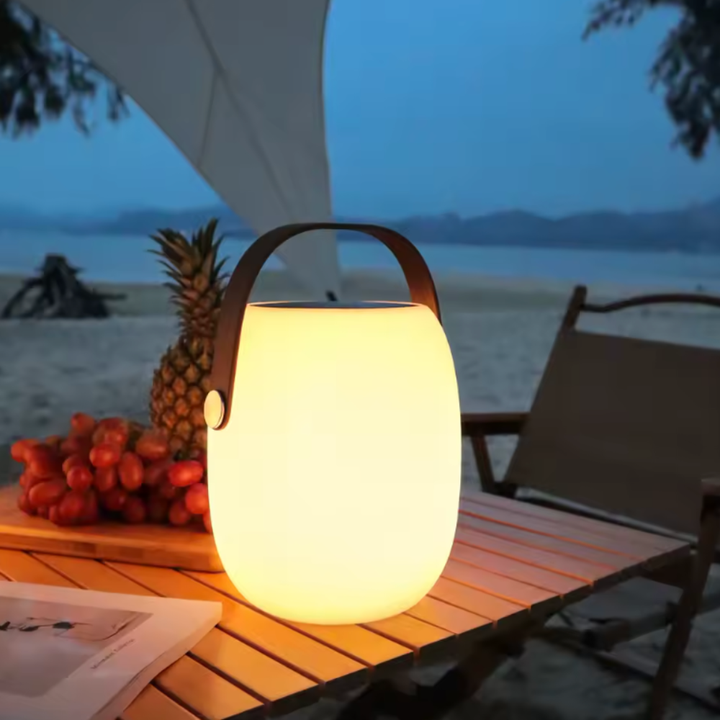 Lámpara solar LED resistente para exterior, ideal para terraza y ambientes de patio.