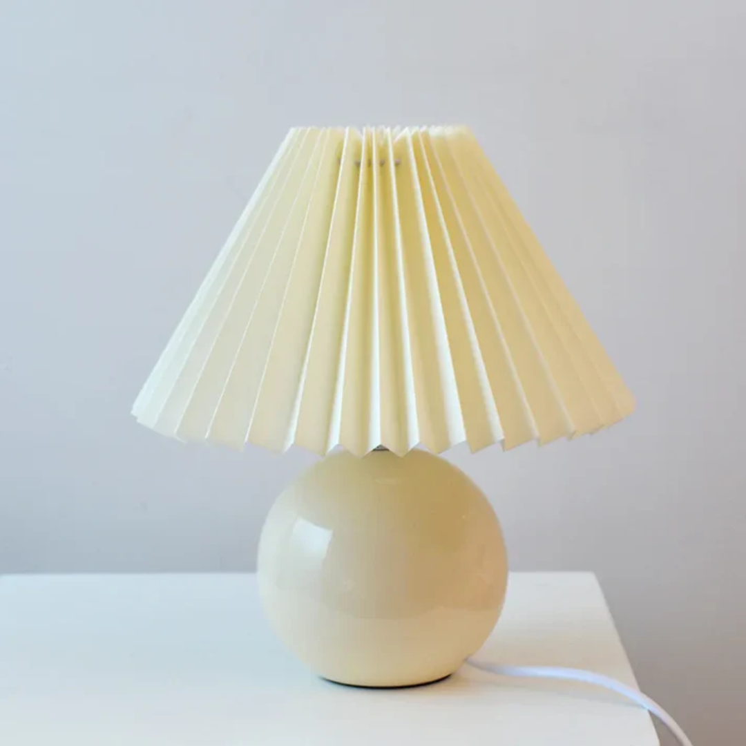 Lámpara de mesa vintage con luz cálida, ideal para ambiente acogedor. Decoración retro.