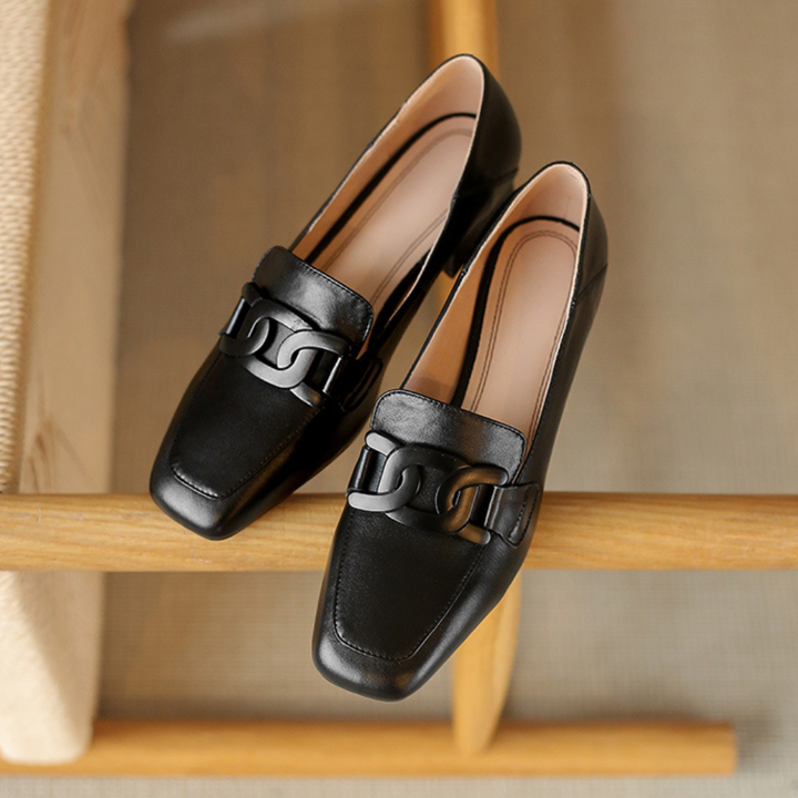Moda: zapatos marrones de mujer, estilo clásico con máxima comodidad para cada paso.