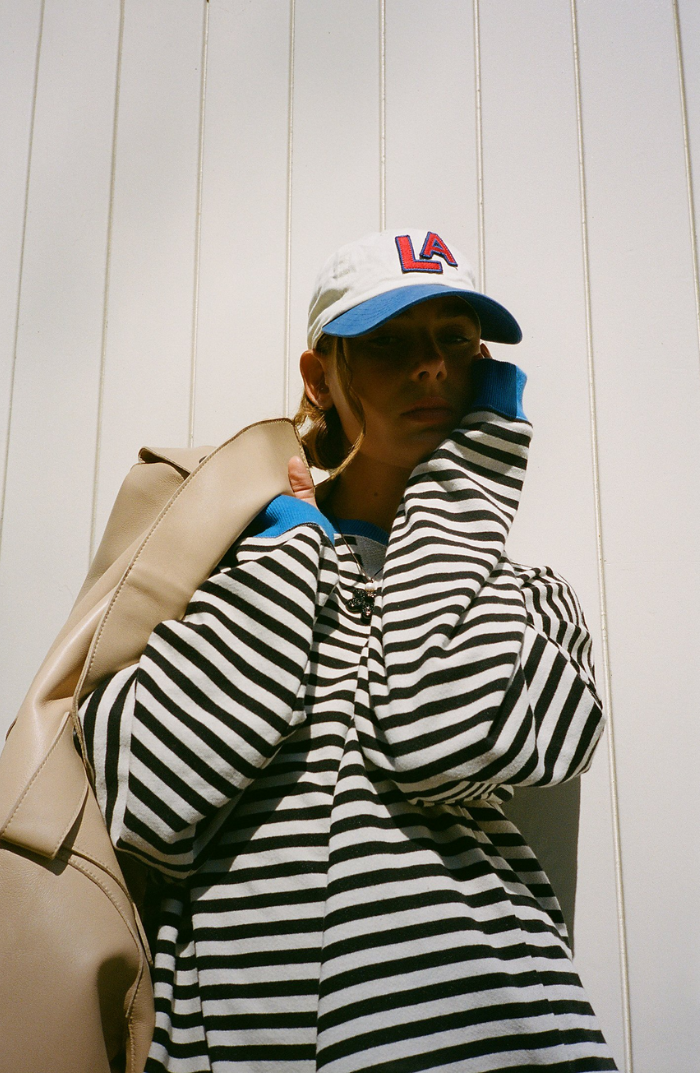 Suéter oversize de rayas vibrantes para mujer, cómodo y a la moda.