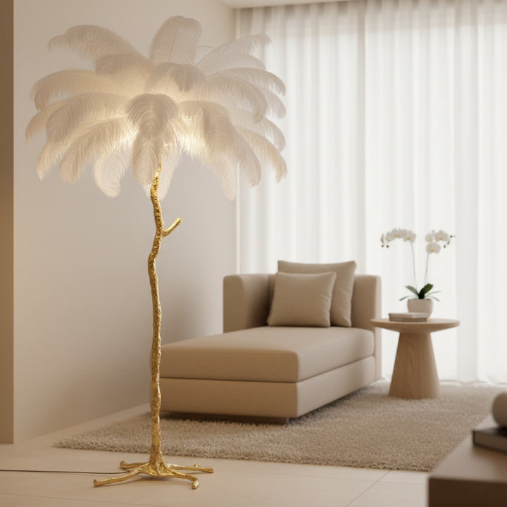 Lámpara de pie de plumas blancas, elegante diseño moderno con trípode dorado para sala de estar.