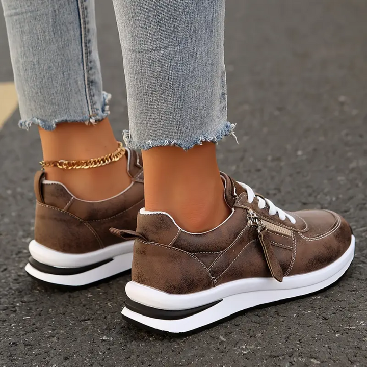 Vista frontal de zapatillas ortopédicas de mujer, diseño moderno deportivo y confort excepcional.