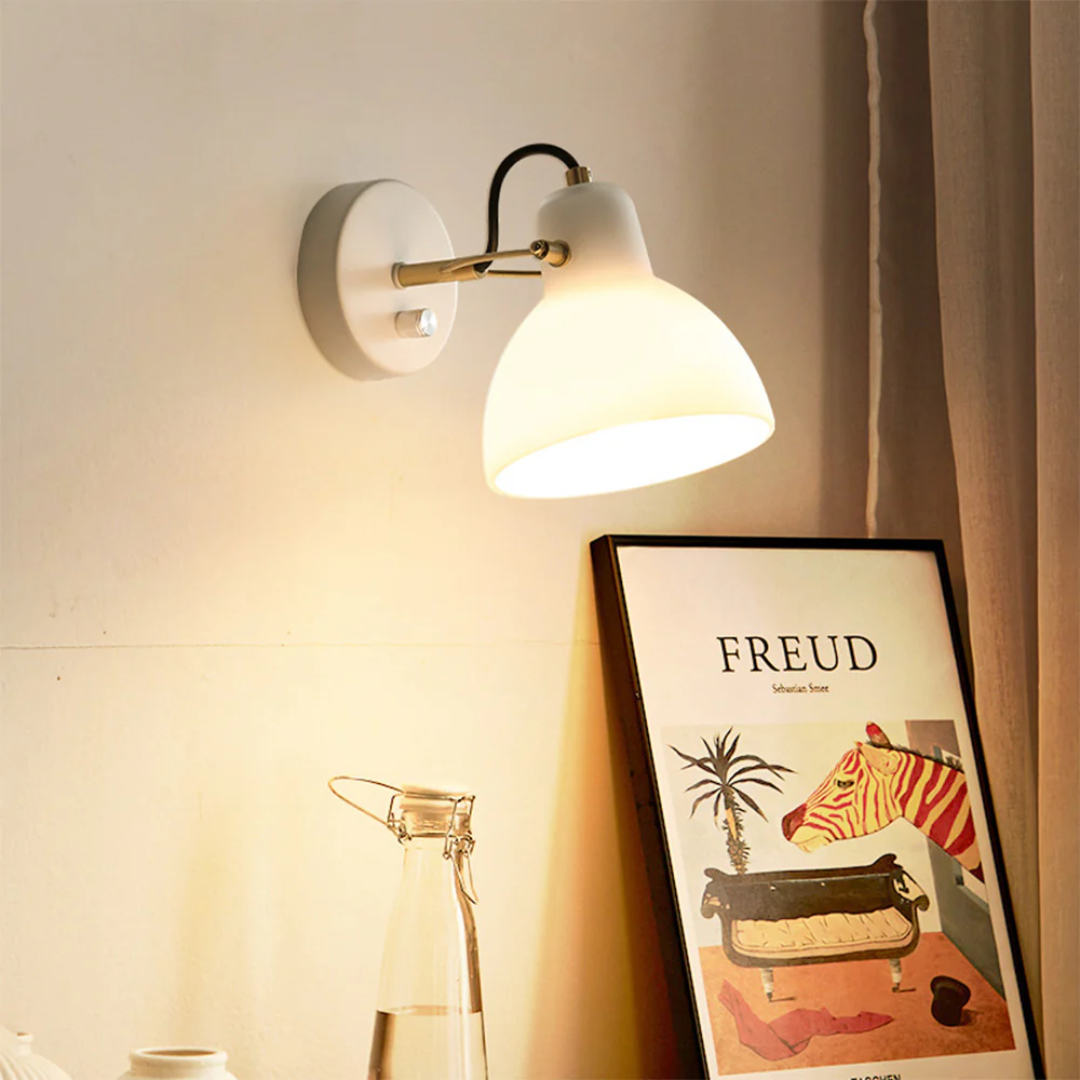 Lámpara de pared de diseño minimalista para interiores. Luz cálida LED, perfecta para sala o pasillo.
