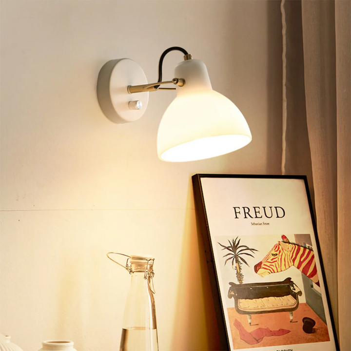 Lámpara de pared de diseño minimalista para interiores. Luz cálida LED, perfecta para sala o pasillo.
