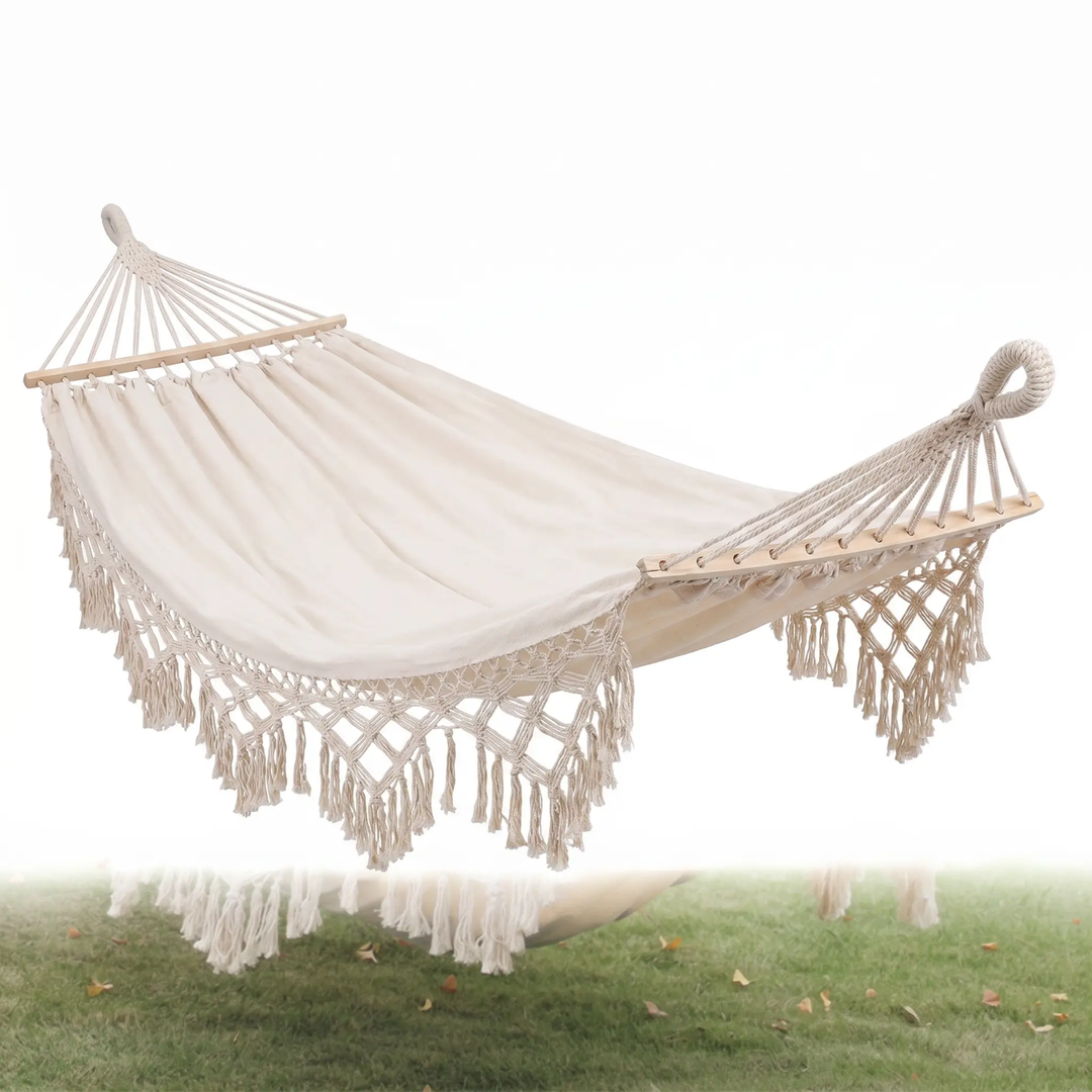Relájate en la hamaca doble de lona blanca. Con flecos y barra, perfecta para jardín, patio o camping.