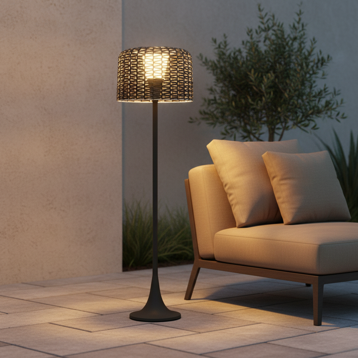 Lámpara solar LED de suelo para caminos de jardín. Luz exterior decorativa y funcional para ambiente.
