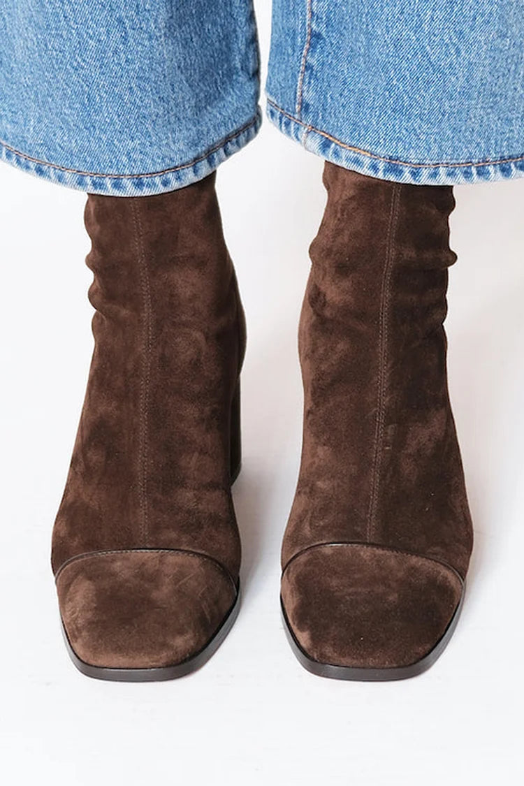 Calzado versátil de mujer: botas con tacón y punta cuadrada. Ideal para un look de moda, moderno y elegante.