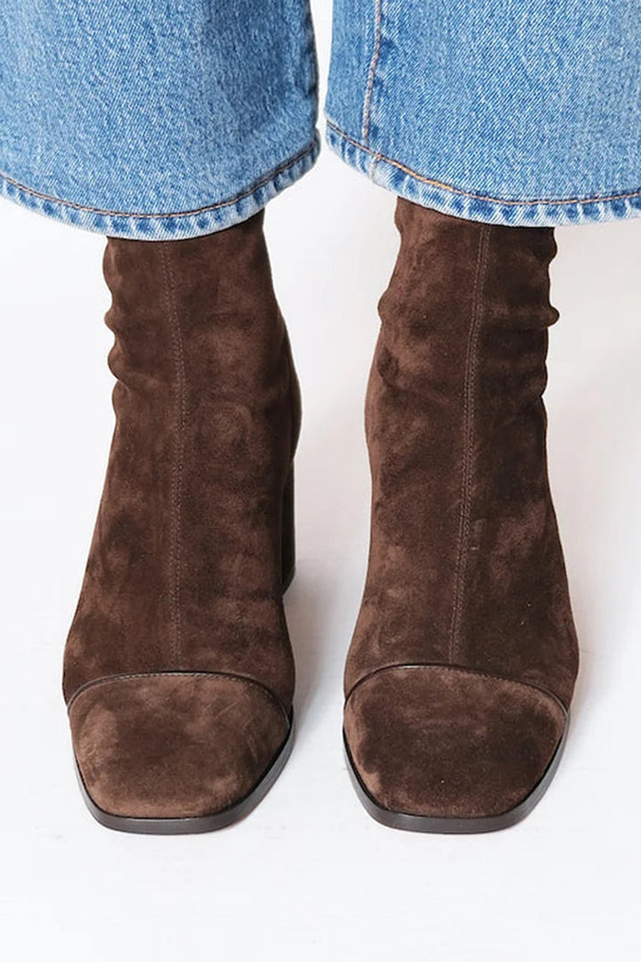 Calzado versátil de mujer: botas con tacón y punta cuadrada. Ideal para un look de moda, moderno y elegante.