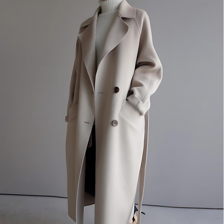 Gabardina clásica elegante para mujer, perfecta para entretiempo y looks sofisticados de moda.