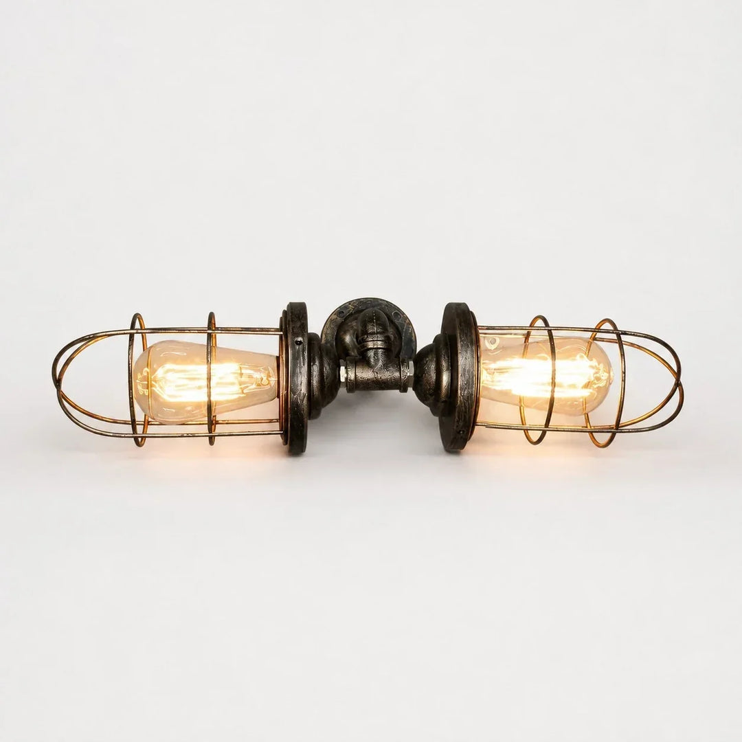 Lámpara de pared industrial vintage con jaula metálica negra. Iluminación interior retro para el hogar.
