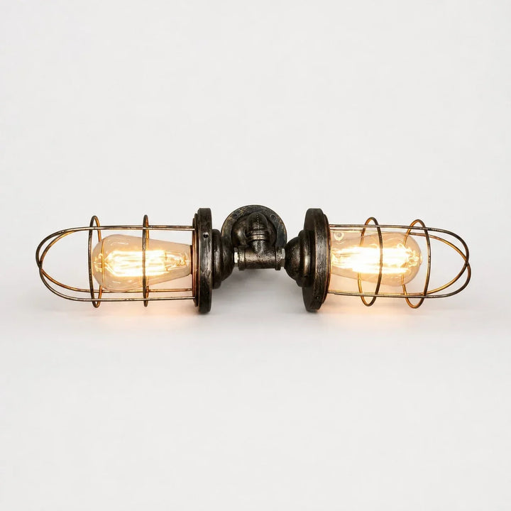 Lámpara de pared industrial vintage con jaula metálica negra. Iluminación interior retro para el hogar.