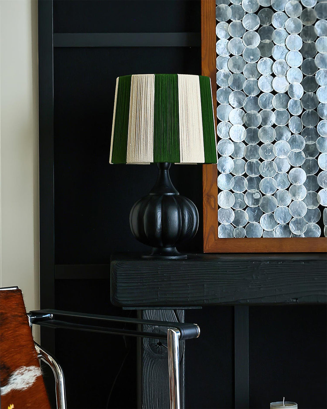 Ilumina tu hogar con esta lámpara de mesa moderna, con pantalla a rayas y base de madera de nogal.
