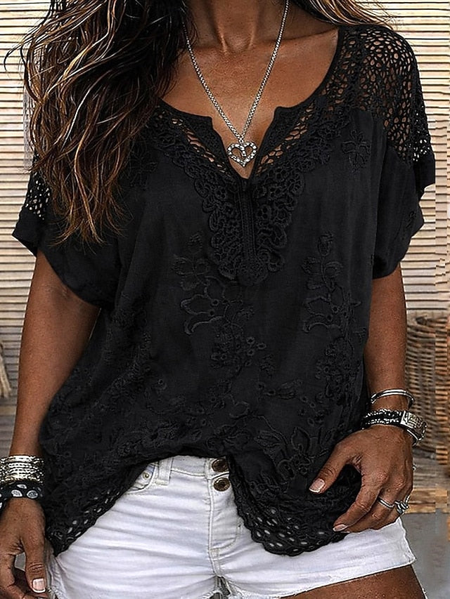 Blusa ligera de manga corta para mujer, con detalle de encaje y escote en V. Estilo casual de verano.