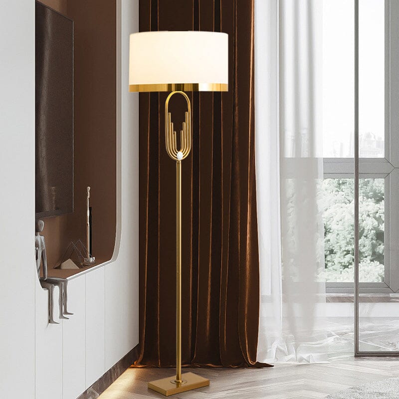 Lámpara de pie Aurelia Art Decó dorada. Ideal para salón, diseño geométrico y moderno. Iluminación elegante.