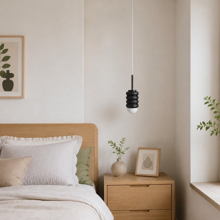 Iluminación nórdica con lámpara colgante de hierro acanalado, ideal para diseño de interiores.