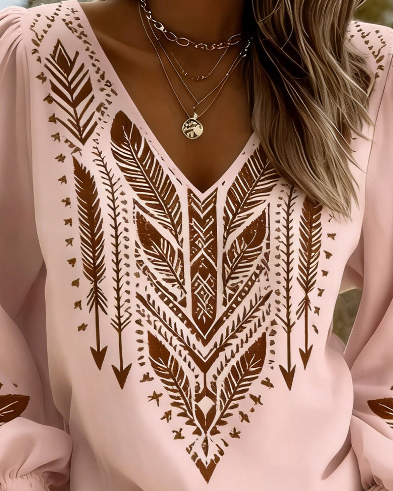 Blusa de verano boho chic con estampado étnico colorido y escote en V. Moda femenina.