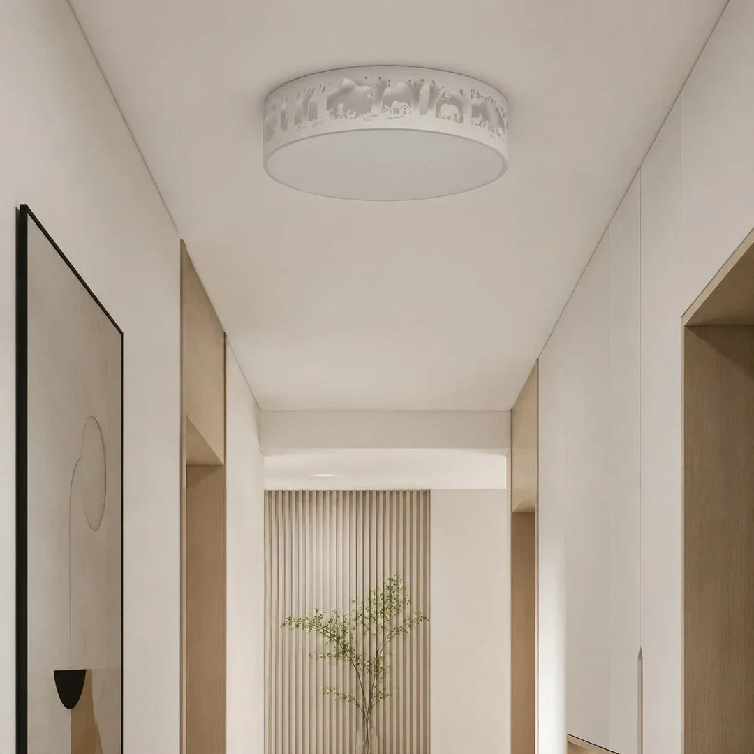 Iluminación LED moderna para techo, con siluetas artísticas en color blanco.