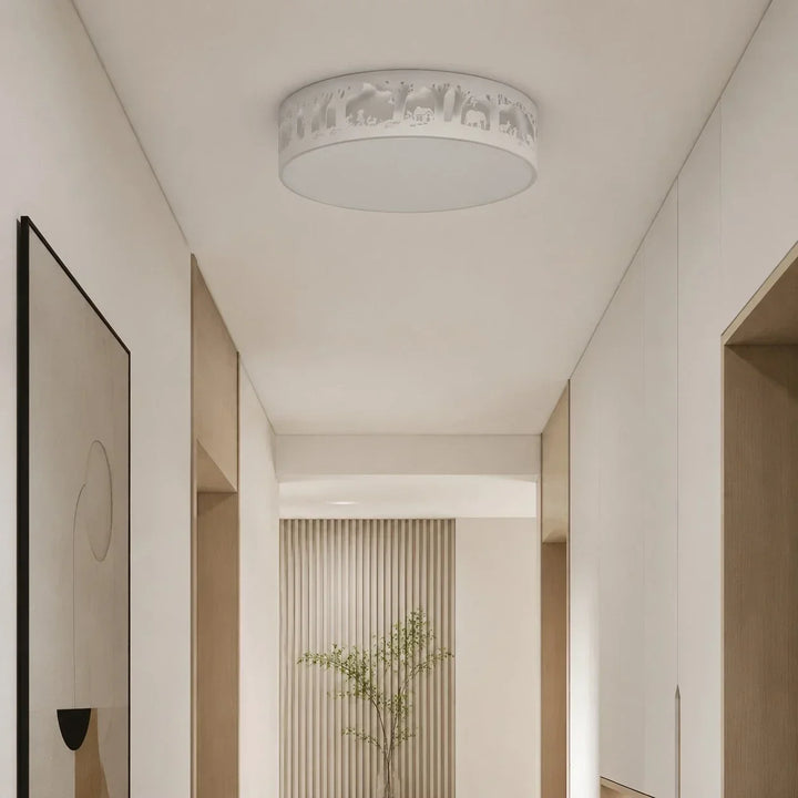 Iluminación LED moderna para techo, con siluetas artísticas en color blanco.