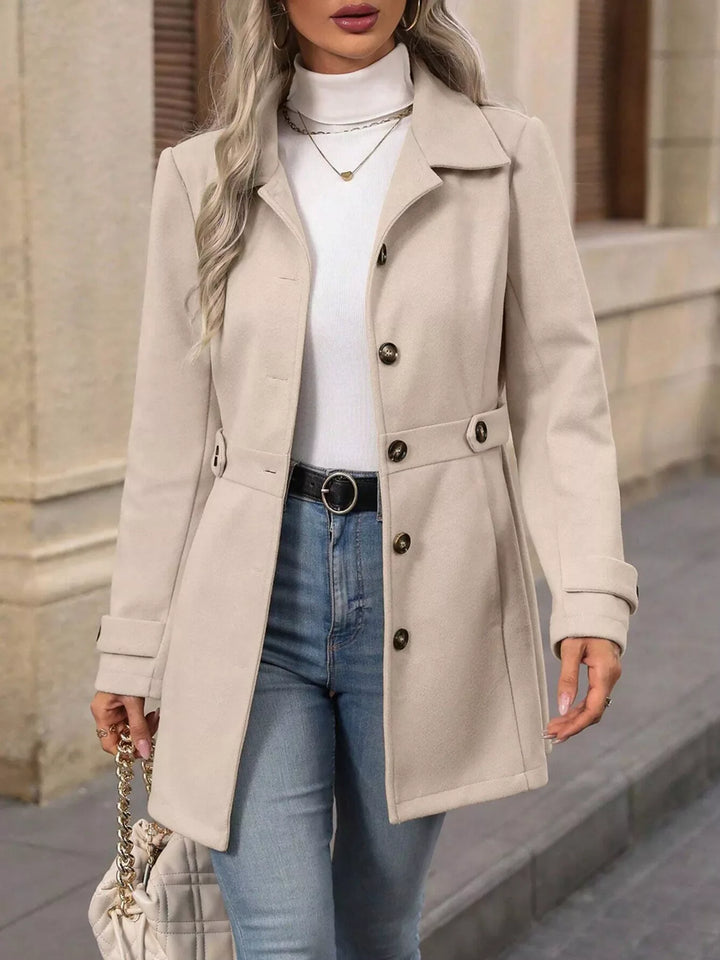 Chaqueta casual de mujer con botones, manga larga, ideal para entretiempo. Moda femenina versátil.