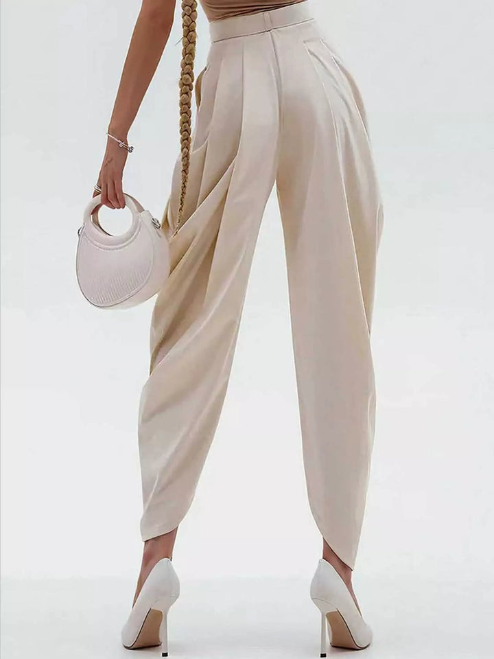 Elegante pantalón plisado de tiro alto para mujer, corte ancho y confortable.