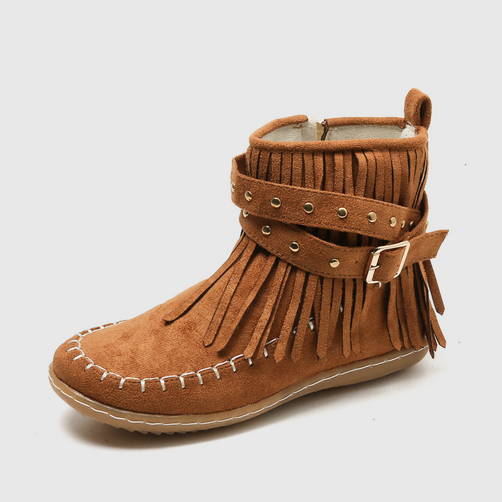 Calzado de mujer: botines planos color caqui con detalles de flecos, ideales para uso diario.