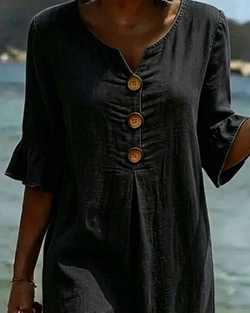 Vestido de mujer con corte fluido y mangas acampanadas. Una prenda esencial para la moda femenina de verano.