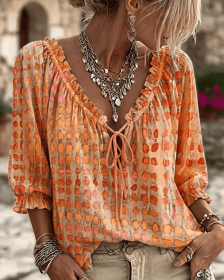 Blusa de lunares estilo bohemio para mujer. Diseño holgado, manga 3/4 y escote V. Perfecta para un look casual.