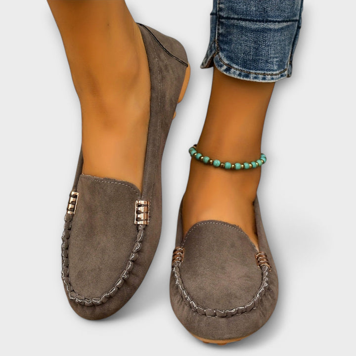 Mocasines sabot de mujer, vista superior, mostrando el detalle y la calidad de su confección artesanal.