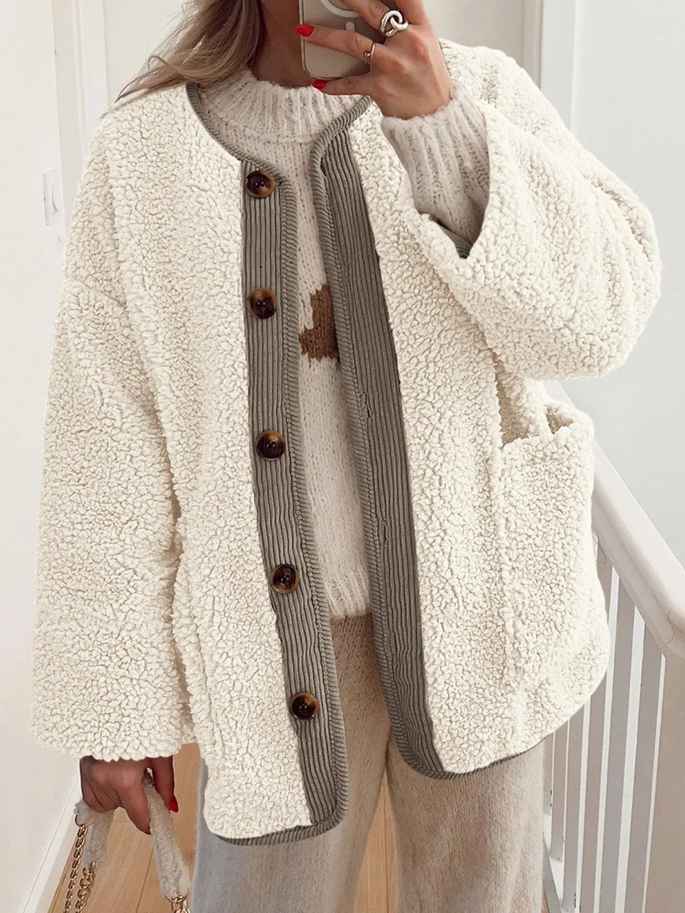 Chaqueta borreguito mujer bicolor, estilo casual y cómoda para invierno.