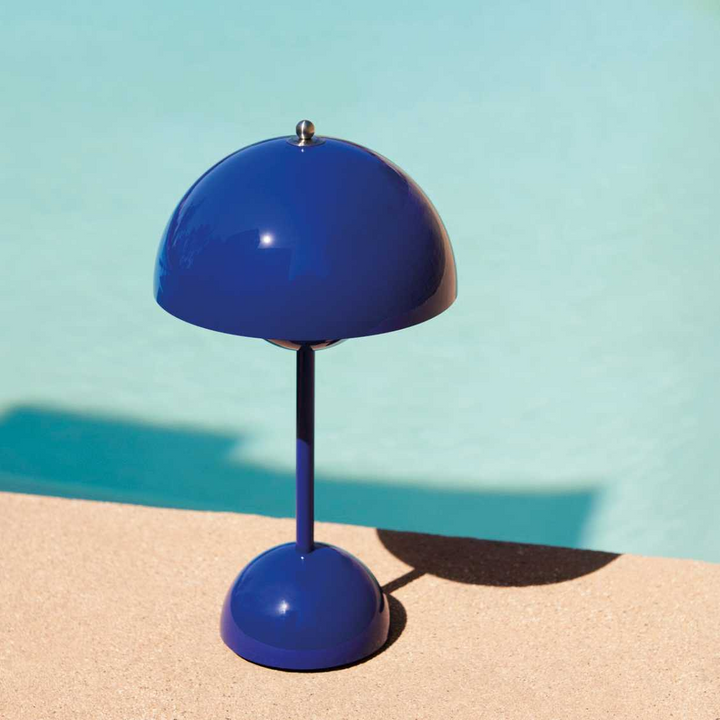 Lámpara de mesa LED. Aporta un toque minimalista y moderno a la iluminación de tu hogar.