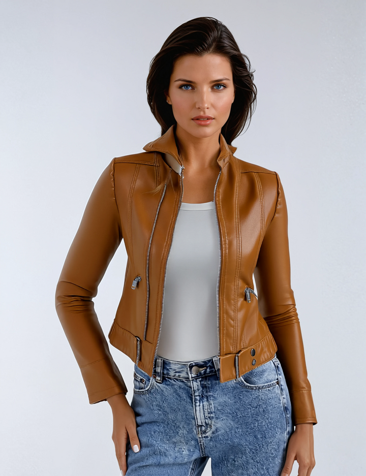 Cazadora biker negra para mujer con cremallera, estilo sofisticado y audaz. Perfecta para moda urbana de otoño.
