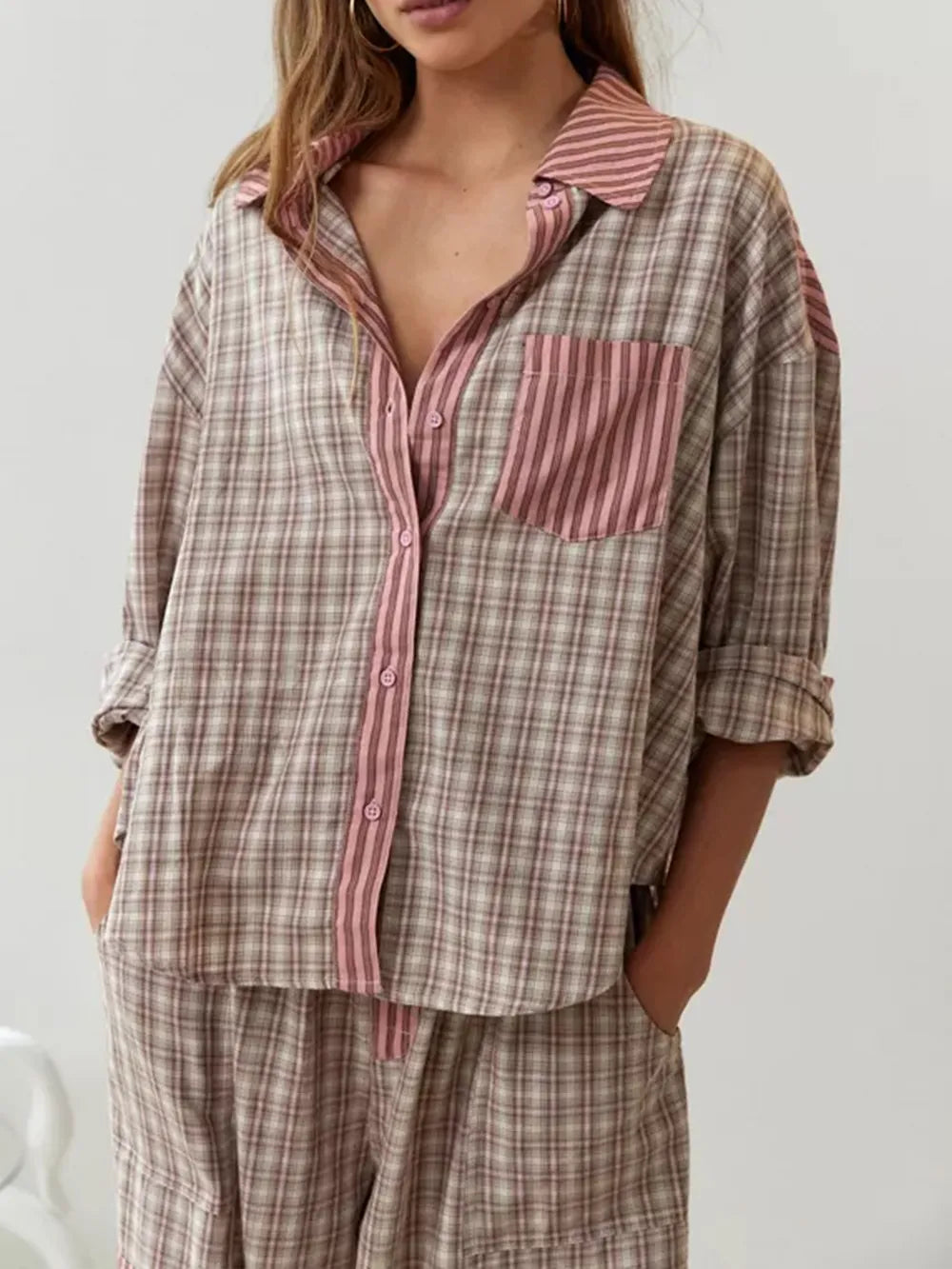 Pijama elástico de dos piezas para mujer, muy cómodo y suave. Ideal como ropa de casa y loungewear para tu relax.