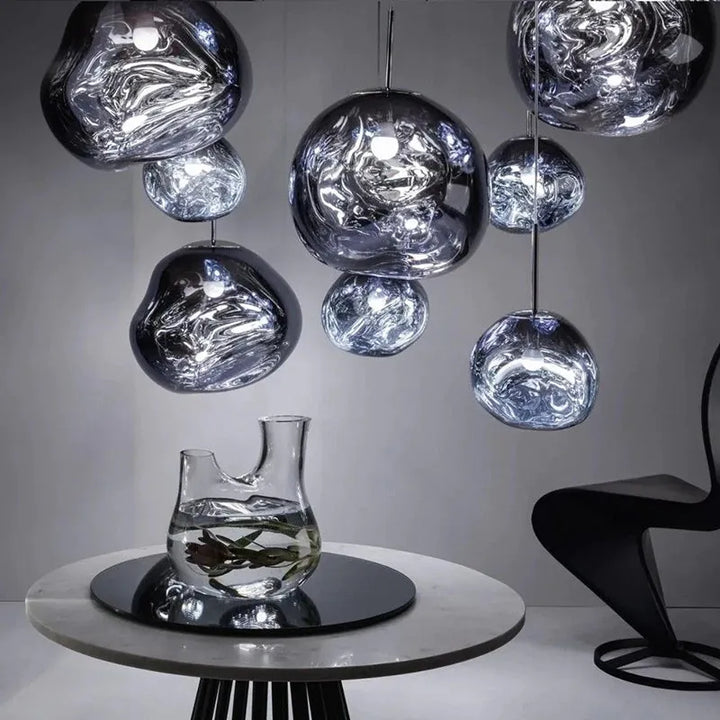 Lámpara de techo colgante para comedor o sala, diseño contemporáneo con fascinante efecto lava. Ambiente acogedor.