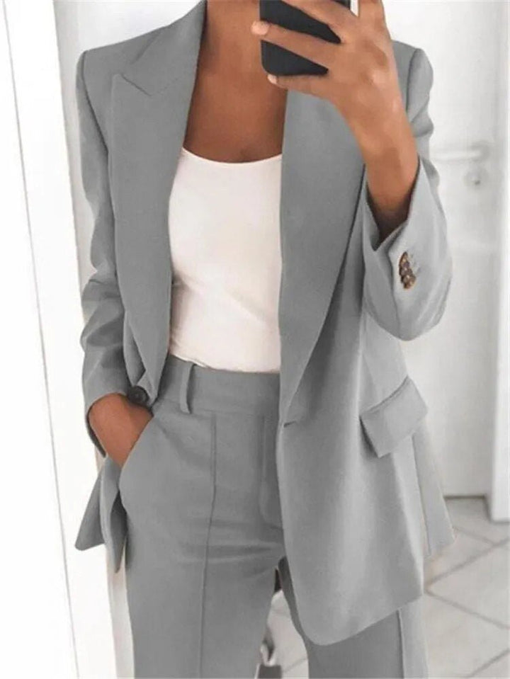 Modelo luciendo traje MILÉNA: blazer entallado y pantalón. Estilo profesional, elegante y chic para mujer.