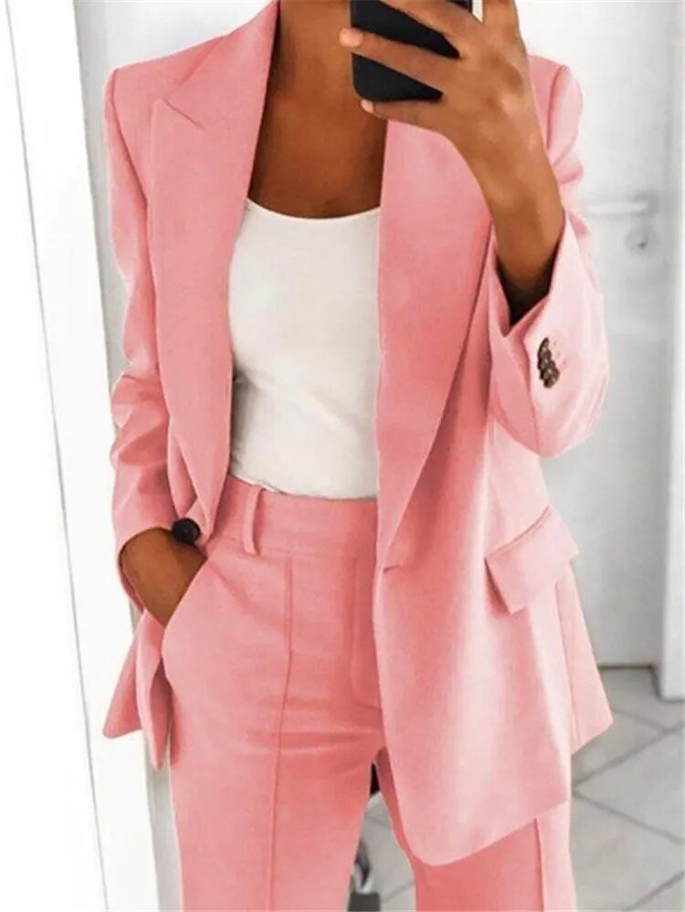 Detalle de tela del traje de mujer MILÉNA. Blazer entallado y pantalón para un estilo profesional.