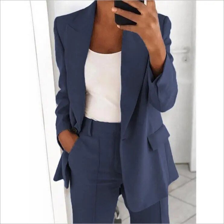 Conjunto elegante MILÉNA de dos piezas: blazer entallado y pantalón. Moda femenina para un estilo profesional.