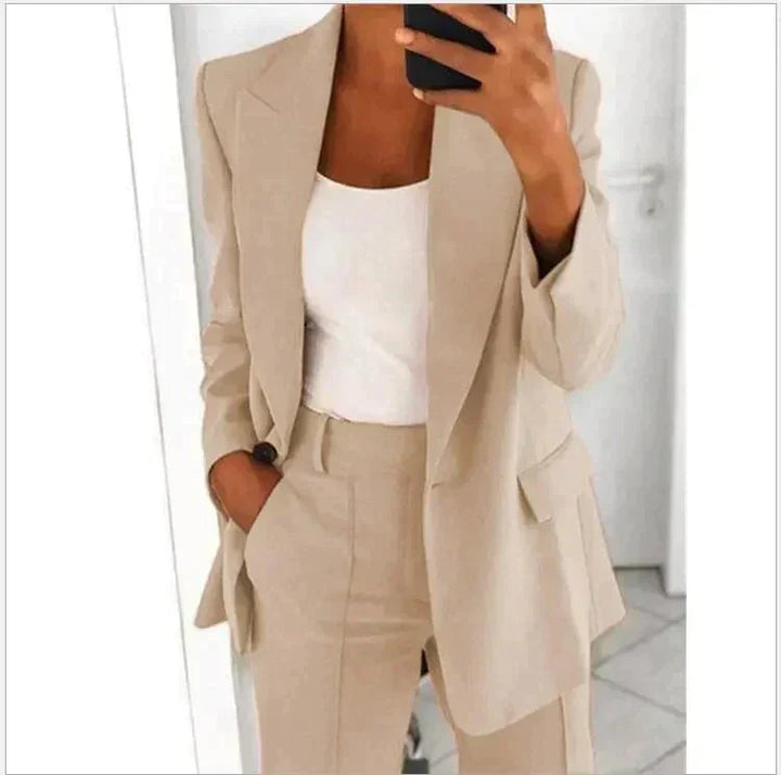 Traje de oficina MILÉNA para mujer. Estilo profesional y sofisticado con blazer y pantalón formal.