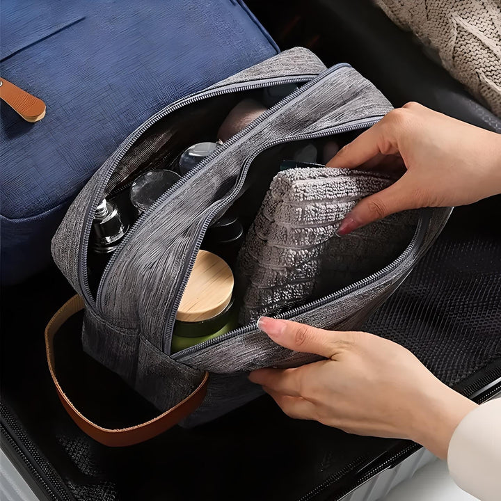 Neceser negro para hombre. Delgado y moderno, ideal como organizador de accesorios de aseo personal de viaje.