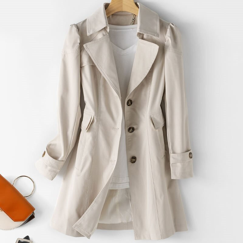 Trench coat elegante de mujer, color neutro, con hombros acolchados y cierre de un botón. Ideal para outfits.