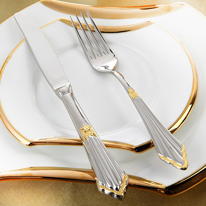 Mesa puesta con juego de cubiertos Aurelia dorado, toque de lujo para comedor o regalo elegante de acero inoxidable.