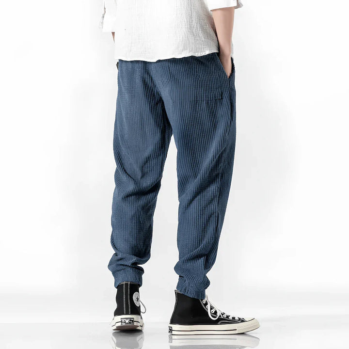 Pantalones negros de hombre, ajuste cómodo y estilo contemporáneo. Versátiles para otoño e invierno, combinan con todo.