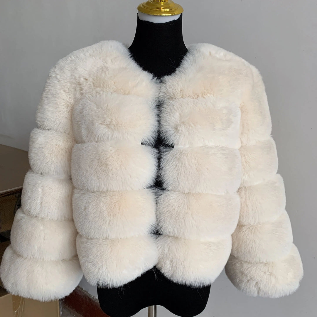 Abrigo de mujer con capas elegantes, diseño sofisticado para ropa exterior de invierno.