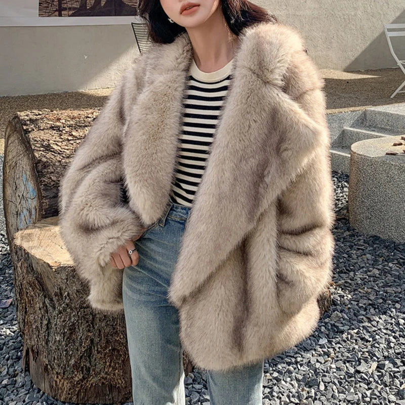 Abrigo de lujo para mujer, cálido y elegante para invierno. Moda femenina chic.
