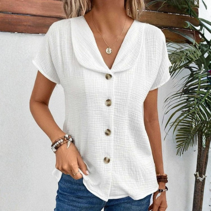 Blusa elegante de mujer con cuello clásico y botones frontales, ideal para un look sofisticado y versátil.