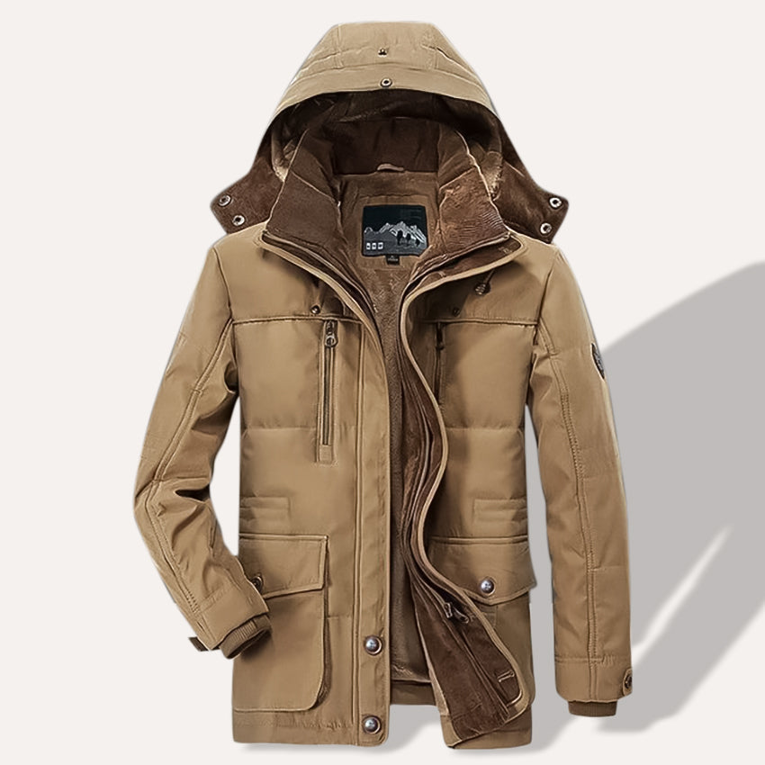 Parka de invierno para hombre, diseño que maximiza confort y calidez en el frío.