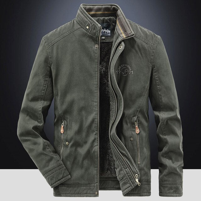 Parka de hombre moderna con capucha, abrigo de invierno funcional para exterior, protección clima y estilo casual.