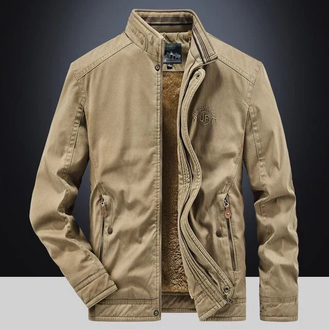 Abrigo parka para hombre, estilo moderno y funcional, perfecto para el invierno, moda masculina exterior y casual.