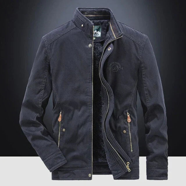 Chaqueta parka moderna para hombre, abrigo de invierno funcional para exterior, estilo casual y protección clima.