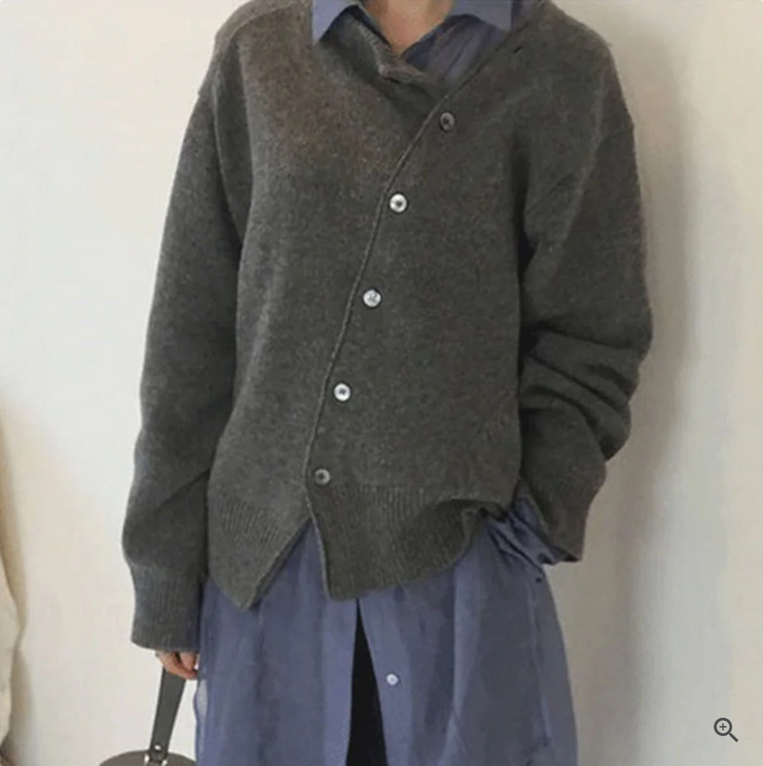 Elegante cárdigan de cachemir asimétrico para mujer. Con botones únicos, ideal para un look casual o formal en invierno.